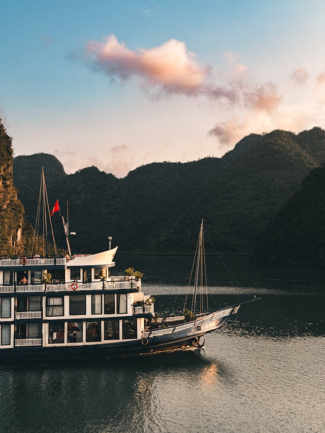 Cruise through Ha Long Bay islands