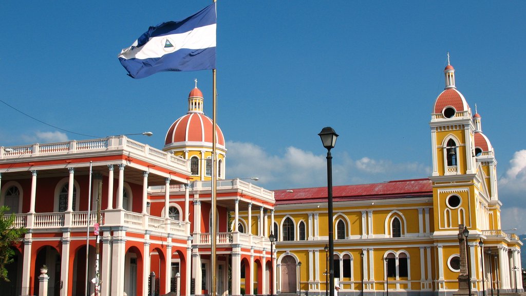 Plaza Independencia and colourful colonial buildings in Granada’s historic centre, Nicaragua